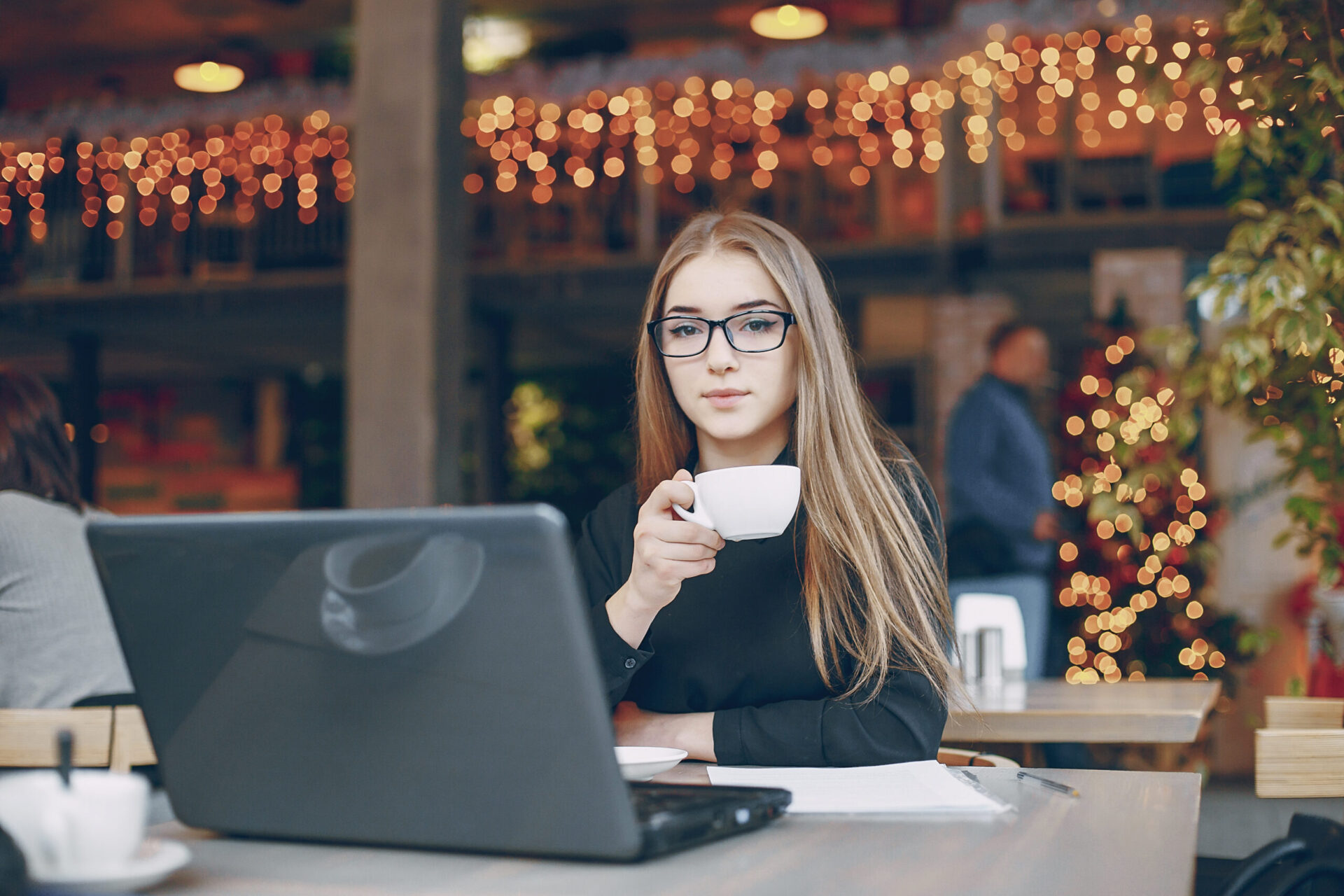 DP-businesswoman-cafe